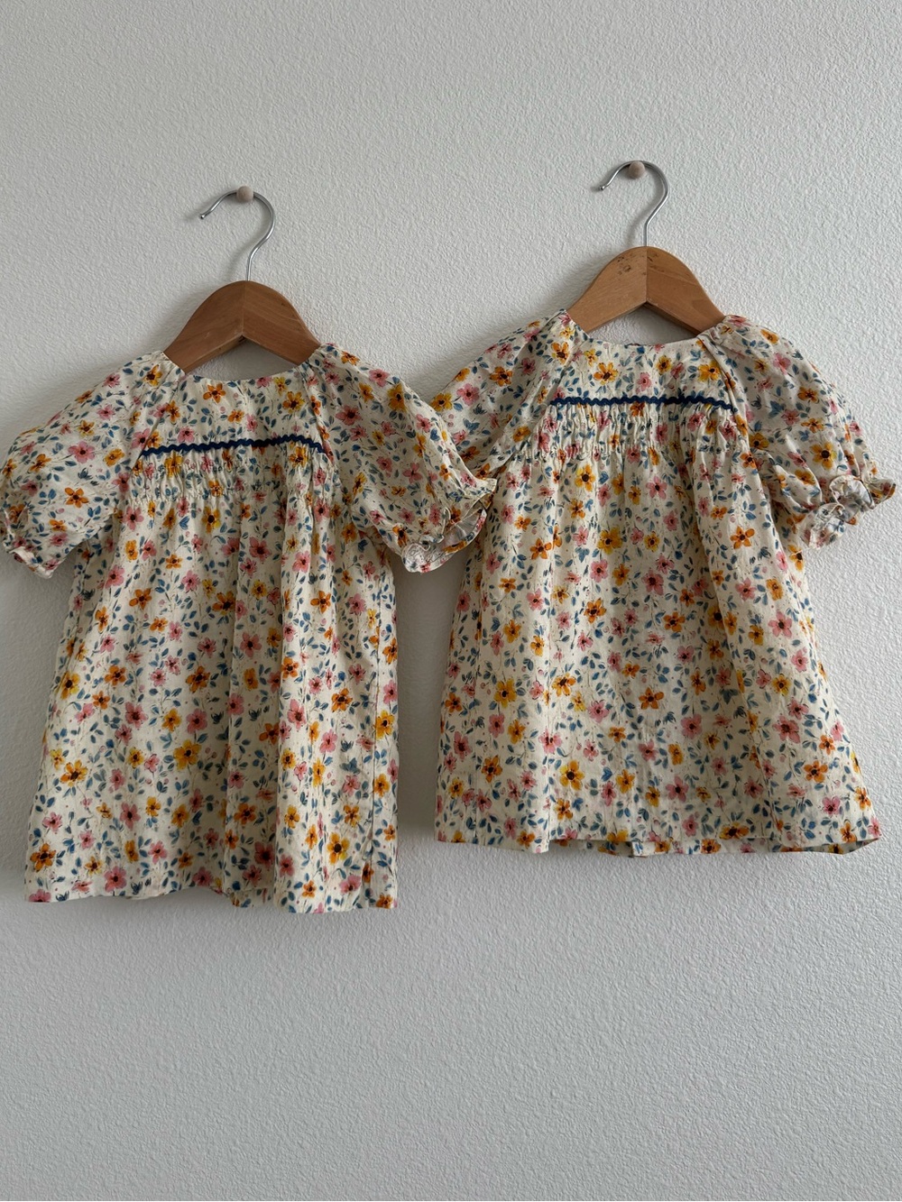 Twin bundle FLORAL DRESS AND BOTTOMS
9-12 MONTHS
